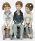 LLADRO PORCELAIN FIGURE GROUP THREE BOYS SITTING