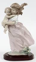 LLADRO PORCELAIN FIGURE GROUP PLAYING MOM