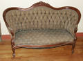 1090 AMERICAN VICTORIAN WALNUT SETTEE L 58