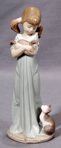 0233 LLADRO PORCELAIN YOUNG GIRL WITH KITTENS H 85