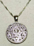 020046 18 KT WHITE GOLD  DIAMOND PENDANTLOCKET  CH