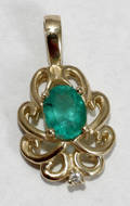 070174 COLOMBIAN EMERALD  GOLD PENDANT