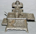 080464 ROYAL MINIATURE CAST IRON WOOD BURNING STOVE