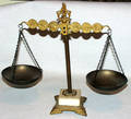 060479 MARBLE  BRASS BALANCE SCALE W MARBLE BASE