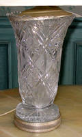 042518 CUT CRYSTAL FLARED VASE FORM TABLE LAMP