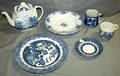 040541 BLUE WILLOW PORCELAIN DINNER PIECES