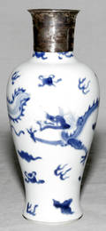 041018 CHINESE BLUE  WHITE WARE PORCELAIN VASE