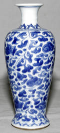 041017 CHINESE BLUE  WHITE WARE PORCELAIN VASE