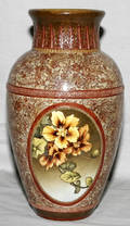 031055 DOULTON  CO ENGLISH DEMI PORCELAIN VASE