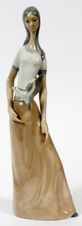 LLADRO PORCELAIN STANDING FIGURE
