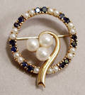 082172 GOLD BLUE SAPPHIRE  CULTURED PEARL BROOCH