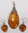 021448 AMBER  SILVER PENDANT AND PAIR OF EARRINGS