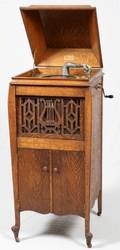 OAK VICTROLA C 1900