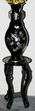 CHINESE MOTHEROFPEARL VASE  TABLE H 23