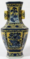 CHINESE PORCELAIN VASE H 22 W 11