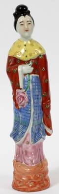 ANTIQUE CHINESE PORCELAIN FAMILLE ROSE GEISHA