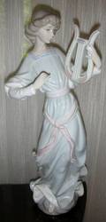 061335 LLADRO PORCELAIN FIGURE WITH HARP H 12