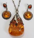 041391 AMBER PENDANT NECKLACE  PAIR OF EARRINGS 24