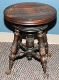 030364 AMERICAN ANTIQUE OAK ADJUSTABLE PIANO STOOL