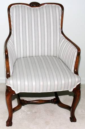 052393 QUEEN ANNE STYLE WALNUT ARMCHAIR