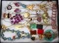 060453 COSTUME JEWELRY GROUPING 32 PIECES