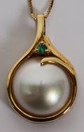 112283 14KT YGOLD PEARL  EMERALD PENDANT ON A CHAIN