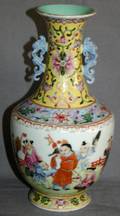 070449 CHINESE HAND PAINTED PORCELAIN VASE
