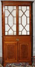 080007 GEORGIAN STYLE MAPLE  WALNUT CORNER CABINET