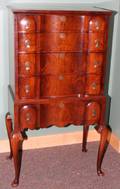010092 QUEEN ANNE STYLE MAHOGANY CHEST OF FIVE DRAWERS