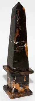 ITALIAN CLASSICAL STYLE MOTTLED BLACK MARBLE OBELISK H