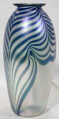 061102 IRIDESCENT ART GLASS VASE 1985 H 9 DIA 4