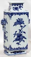 081126 CHINESE BLUE WHITE PORCELAIN VASE
