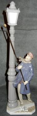 061251 LLADRO PORCELAIN FIGURE LAMPLIGHTER