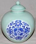 062278 CHINESE PORCELAIN COVERED JAR H 6 14 DIA 5