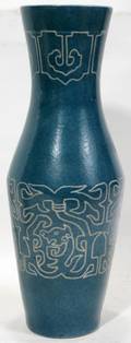 061556 ETCHED POTTERY VASE H 12 34 DIA 4 14