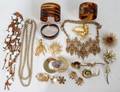 090506 COSTUME JEWELRY INCLUDING BROOCHES  NECKLACES