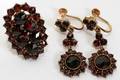 101481 GARNET RING  PAIR OF GARNET DROP EARRINGS
