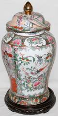 020408 CHINESE ROSE MEDALLION PORCELAIN COVERED URN