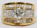 042085 DIAMOND  18KT GOLD RING WCENTRAL DIAMOND