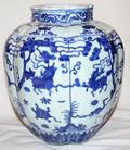 031095 CHINESE PORCELAIN VASE H 10 14 DIA 9