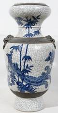 010068 CHINESE BLUEWHITE CRACKLE GLAZE PORCELAIN VASE