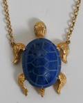 060088 14 KT GOLD AND LAPIS NECKLACE WITH TURTLE