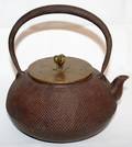 041170 JAPANESE IRON TEAPOT SIGNED H 8 TO THE HANDLE