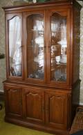 032134 KINDEL WALNUT CHINA CABINET H 79 L 56 D 16
