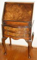 031165 ENGLISH QUEEN ANNE STYLE WALNUT DESK C 1900