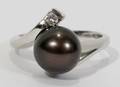 050180 18KT WHITE GOLD DIAMOND  BLACK PEARL RING