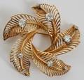 122354 LEAF MOTIF 14 KT GOLD AND TEN DIAMONDS BROOCH