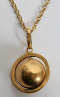 012352 18KT GOLD ORB ON A 14KT GOLD CHAIN 77 GRAMS