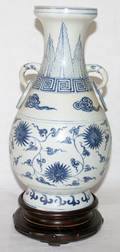 051570 CHINESE PORCELAIN VASE H 12 12 DIA 6 12