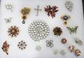022466 COSTUME JEWELRY INCLUDING BROOCHES EARRINGS